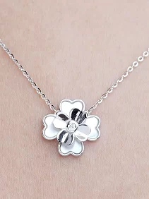 Spinning Clover Pendant Chain